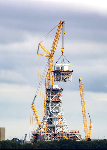 Sarens assists with Artemis II mission